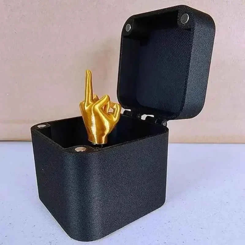 Caja Sorpresa con Dedo Medio Dorado – Regalo Divertido y Original 🎁🤣
