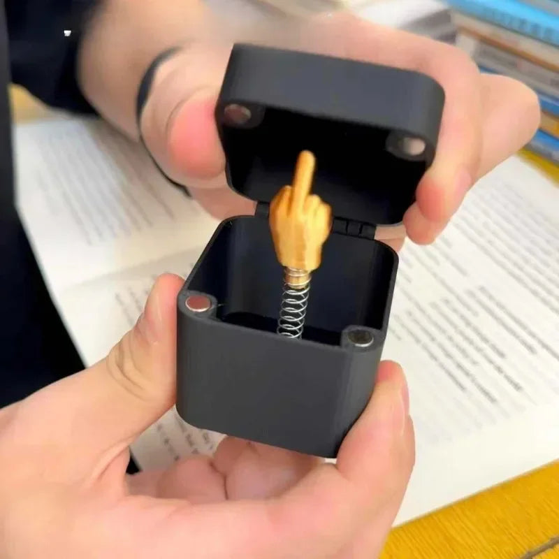 Caja Sorpresa con Dedo Medio Dorado – Regalo Divertido y Original 🎁🤣