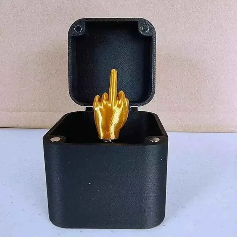 Caja Sorpresa con Dedo Medio Dorado – Regalo Divertido y Original 🎁🤣